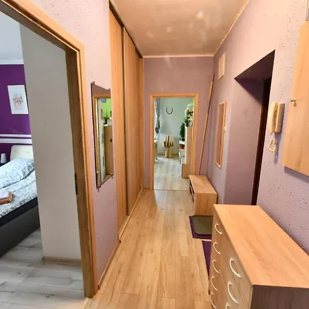 W Apartamencie Dwupokojowym Ze Wspoldzielona Kuchnia I Lazienka Δωμάτια σε οικογενειακή κατοικία Γκντίνια