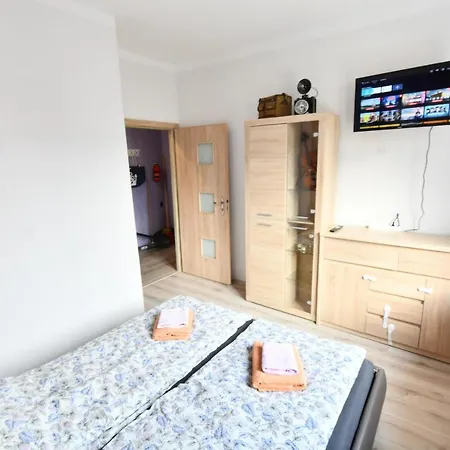 W Apartamencie Dwupokojowym Ze Wspoldzielona Kuchnia I Lazienka Δωμάτια σε οικογενειακή κατοικία *