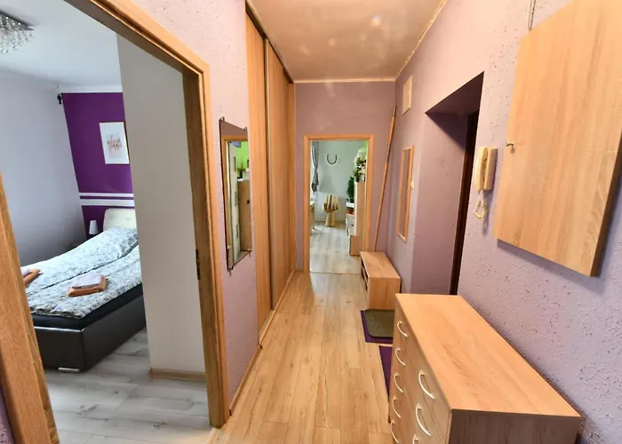 W Apartamencie Dwupokojowym Ze Wspoldzielona Kuchnia I Lazienka בית אירוח גדינייה